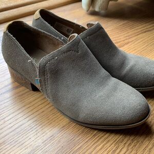 TOMS Women’s Short Boots Booties Shoes Size 7 Gray Suede Loafer Style Fall